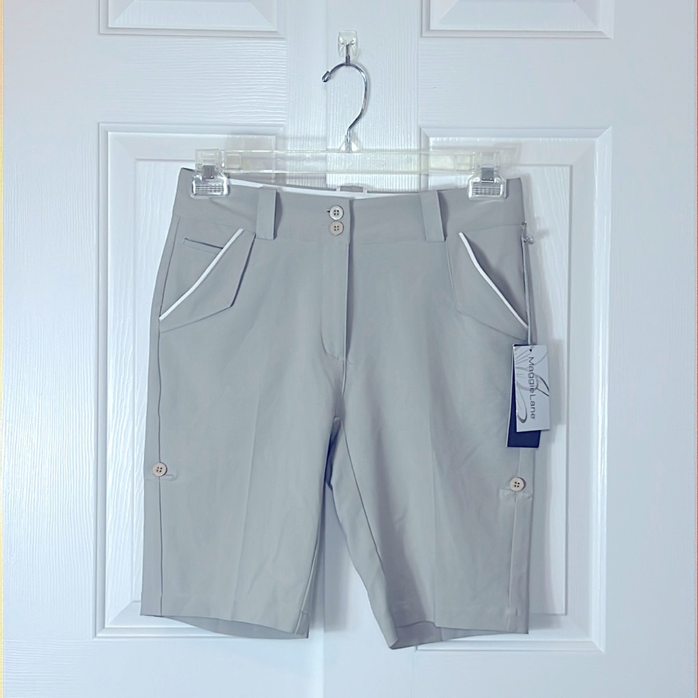 Maggie Lane Golf Shorts, size 2, Tan, 21 1/2 inch top to bottom